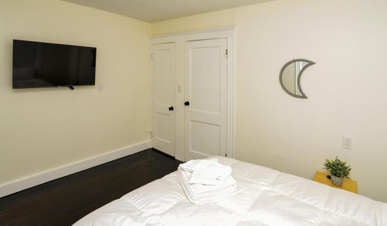 Modern Two Bedroom Condo - Boston Stoneham Exterior photo