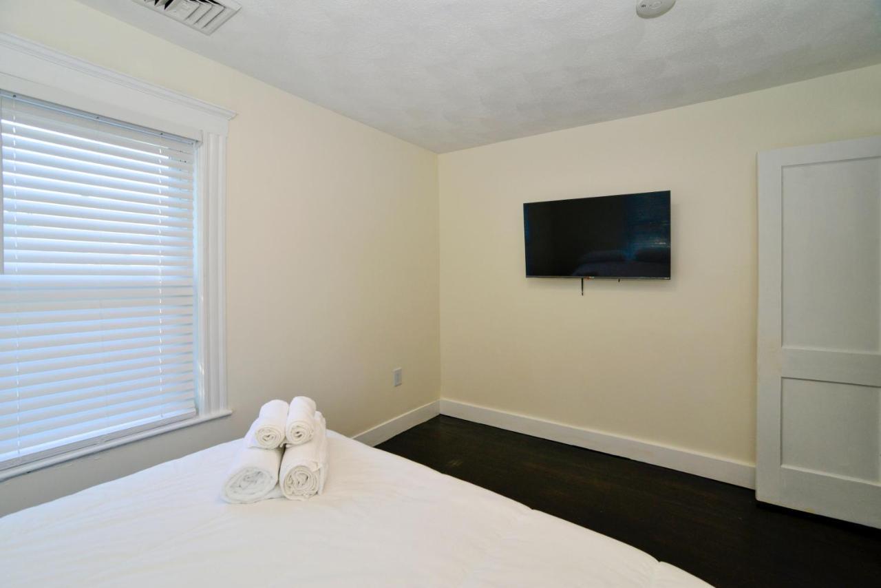 Modern Two Bedroom Condo - Boston Stoneham Exterior photo
