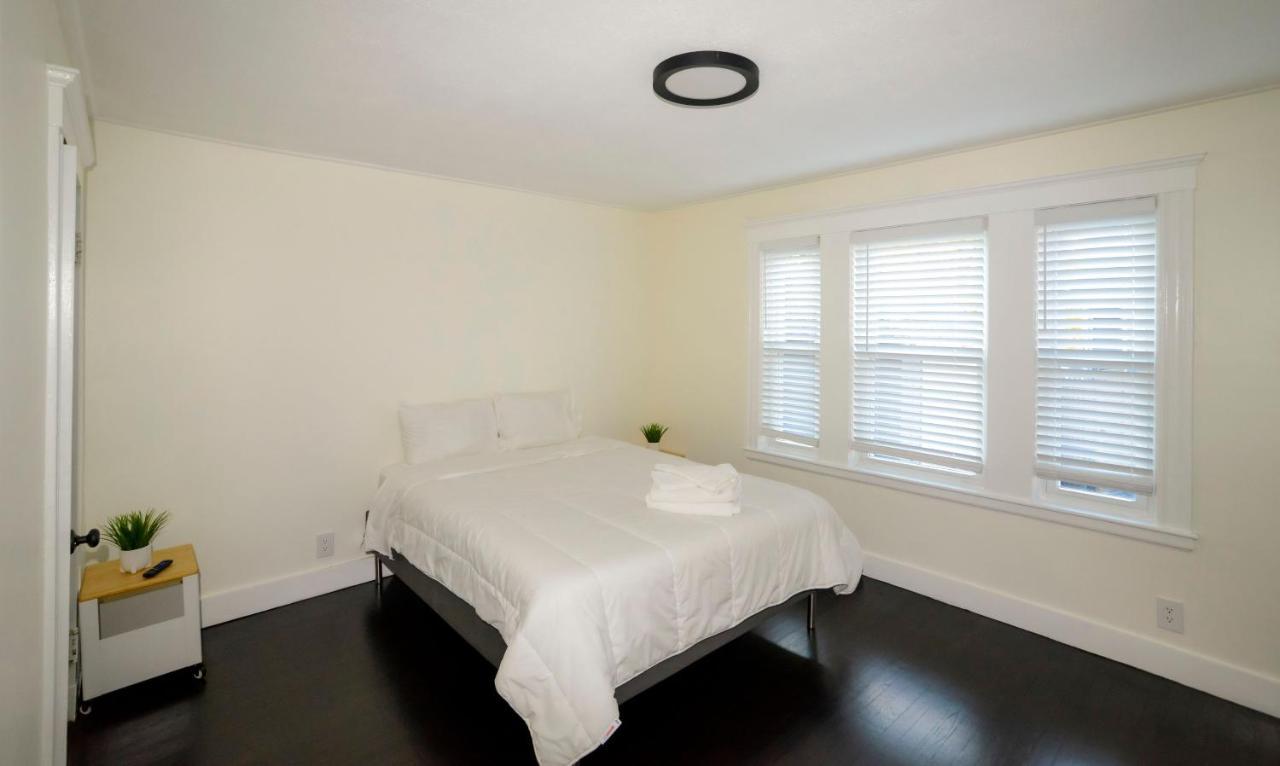 Modern Two Bedroom Condo - Boston Stoneham Exterior photo